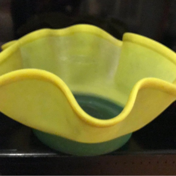 Beautiful Blown Glass large Bowl - Picture 4 of 4